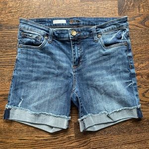 Kut from the Kloth Mid-Rise Boyfriend Jean Shorts in Medium Wash. Size 8.